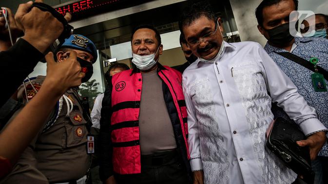 RED NOTICE DJOKO TJANDRA: Tersangka kasus hilangnya red notice Djoko Tjandra dilimpahkan ke Kejaksaan Negeri Jakarta Selatan, Jumat (16/10/2020). Polri menyerahkan tiga dari empat tersangka dan barang bukti kasus hilangnya red notice Djoko Tjandra ke Kejari Jaksel. (Liputan6.com/Johan Tallo)