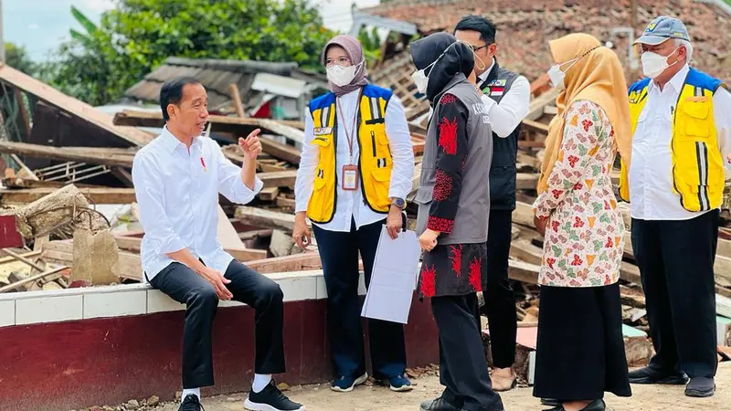 Jokowi tinjau SDN Sukamaju 1 di Cugenang yang rusak parah akibat gempa Cianjur