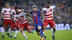 Bintang  Barcelona, Lionel Messi, berusaha melewati hadangan para pemain Granada pada lanjutan La Liga Spanyol di Stadion Camp Nou, Barcelona, (29/10/2016). (AP/Manu Fernandez)