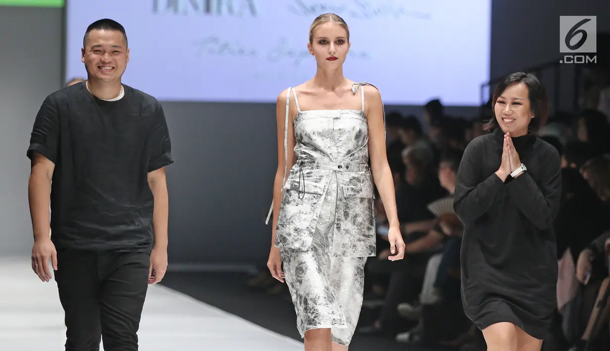 Model dan perancang busana berjalan diatas catwalk menujukkan karyanya di Jakarta Fashion Week 2018 di Senayan City, Jakarta, Sabtu (21/10). Memasuki tahun ke-10, JFW 2018 mengusung tema 'Bhinneka dan Berkarya'. (Liputan6.com/Herman Zakharia)