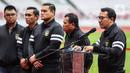 Ketua Komite Pemilihan PSSI Amir Burhanuddin (kiri) dan Ketua Komite Banding pemilihan Gusti Randa (kanan) mengumumkan sejumlah nama calon ketua dan wakil ketua PSSI di Stadion Gelora Bung Karno (SUGBK),  Jakarta, Selasa (31/1/2023). Selanjutnya KP atau Komite Pemilihan akan menunggu banding dari para calon yang dinyatakan tidak lolos dan akan diperiksa lebih lanjut oleh Komite Banding Pemilihan (KBP).  (Liputan6.com/Johan Tallo)