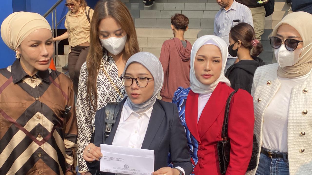 Penasihat Hukum sejumlah konteestan Miss Universe Mellisa Anggraini melaporkan dugaan tindak pelecehan seksual pemeriksaan tubuh terhadap kontestan Miss Universe Indonesia 2023. (Liputan6.com/Ady Anugrahadi)