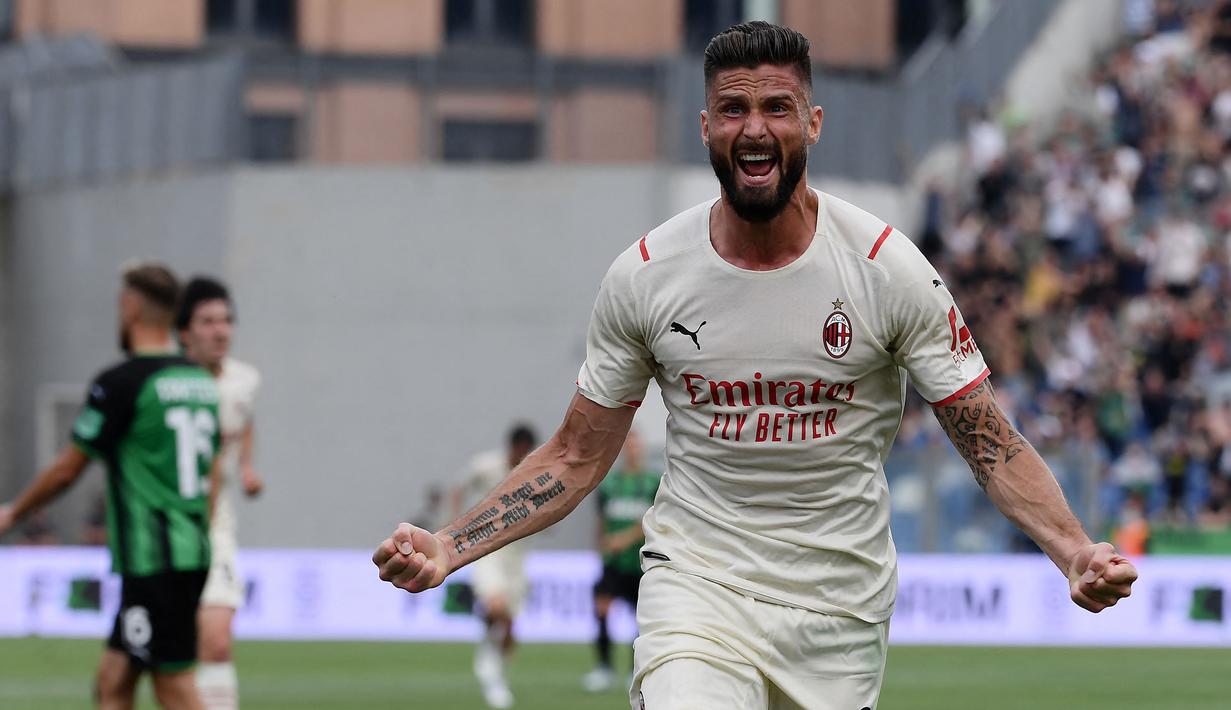 Usai terpinggirkan dari Chelsea, Olivier Giroud akhirnya bergabung dengan AC Milan pada musim panas 2021/2022. Pemain 35 tahun itu mampu mengukir cerita manis di musim debutnya di Liga Italia usai mengantarkan Rossoneri meraih Scudetto. Selain itu, Giroud berhasil mengemas 14 gol dan 4 assist dari 35 penampilannya. Ia juga mampu mematahkan kutukan nomor punggung 9 di klub Milan tersebut. (AFP/Filippo Monteforte)