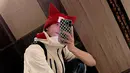 Beberapa pose DK saat mirror selfie ini juga bisa ditiru oleh para penggemar. Sambil menutupi sebagian wajahnya dengan ponsel, pria dengan nama asli Lee Seokmin ini tampak santai berpose sembari berjongkok. (Liputan6.com/IG/@dk_is_dokyeom)