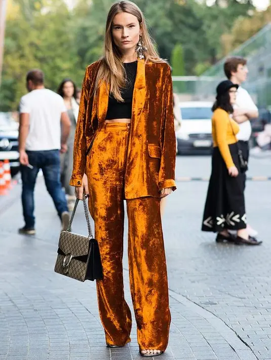 <p>velvet, atau beludru menjadi salah satu material yang jadi tren di akhir 2022. [Foto: Pinterest]</p>