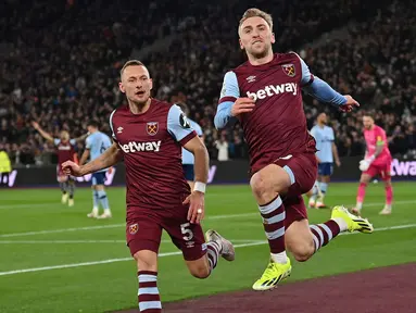 Pemain West Ham United, Jarrod Bowen (kanan) melakukan selebrasi setelah mencetak gol ke gawang Brentford pada laga lanjutan Liga Inggris 2023/2024 di London Stadium, London, Inggris,Selasa (27/02/2024) dini hari WIB. (AFP/Glyn Kirk)