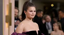 Selena Gomez menghadiri Golden Globe Awards 2023 di The Beverly Hilton, Beverly Hills, California, Amerika Serikat, 10 Januari 2023. Ia menghadiri Golden Globe Awards 2023 dengan nuansa black-purple. (Amy Sussman/Getty Images/AFP)