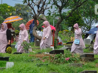 Umat Muslim melakukan ziarah ke Tempat Pemakaman Umum (TPU) Karet Bivak, Jakarta, Rabu (10/4/2024). (merdeka.com/Arie Basuki)