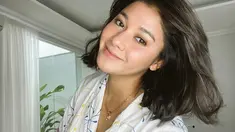 Begini pesona Naysila Mirdad saat bangun tidur, ia pamerkan senyuman manisnya dengan wajah alami yang bikin netizen terkesima. Muka bantal tanpa makeup, patas cantik pesinetron ini tuai pujian.(Liputan6.com/IG/@naymirdad)