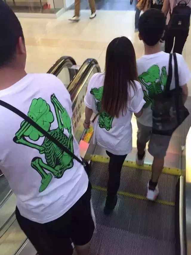 6 Potret Orang Tak Sengaja Pakai Baju Couple Bareng Pasangan Lain, Bikin Senyum Tipis