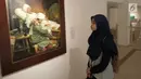 Pengunjung melihat lukisan saat acara pameran gambar Babad Diponegoro di Yogyakarta,  Minggu (10/2). Pameran ini disajikan sejumlah 50 kisah yang diambil dari Babad Diponegoro yang memiliki lebih dari 100 pupuh dalam 10000 halaman. (Liputan6.com/Gholib)