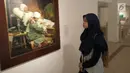 Pengunjung melihat lukisan saat acara pameran gambar Babad Diponegoro di Yogyakarta,  Minggu (10/2). Pameran ini disajikan sejumlah 50 kisah yang diambil dari Babad Diponegoro yang memiliki lebih dari 100 pupuh dalam 10000 halaman. (Liputan6.com/Gholib)