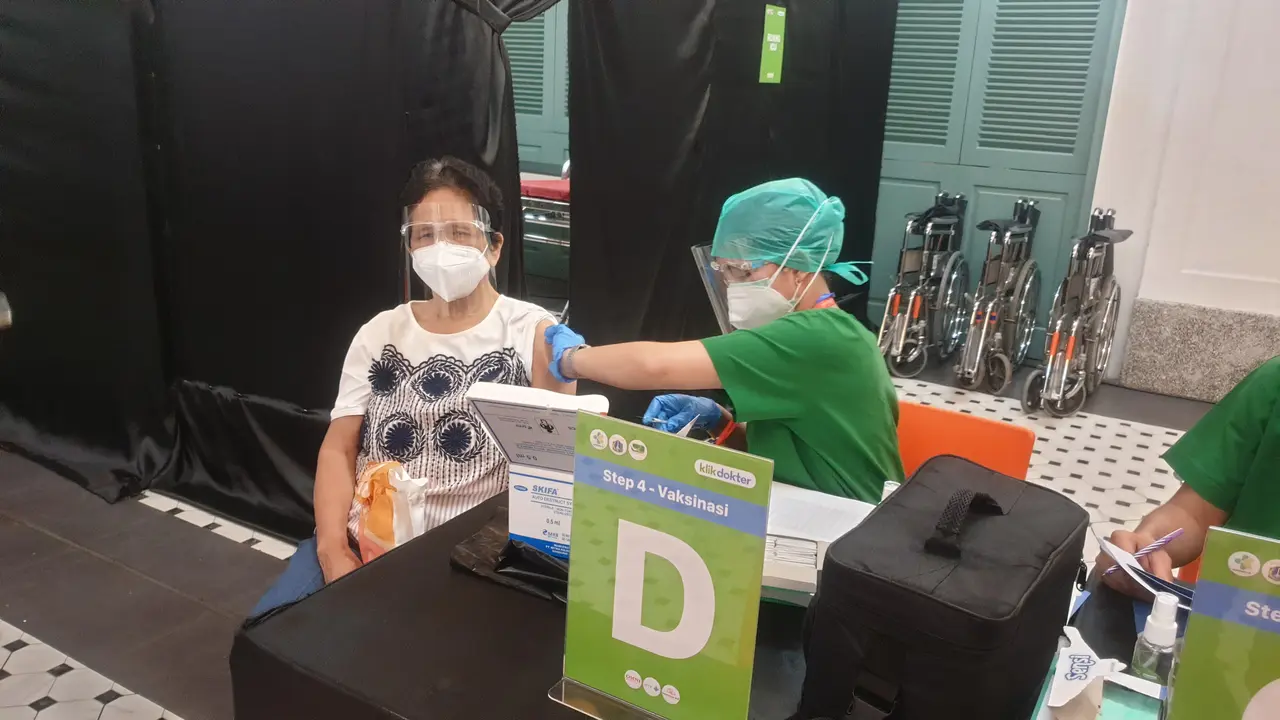 Vaksinasi Covid-19 untuk lansia di Mal Kelapa Gading 5, Jakarta Utara yang digelar RS EMC dan OMNI Group