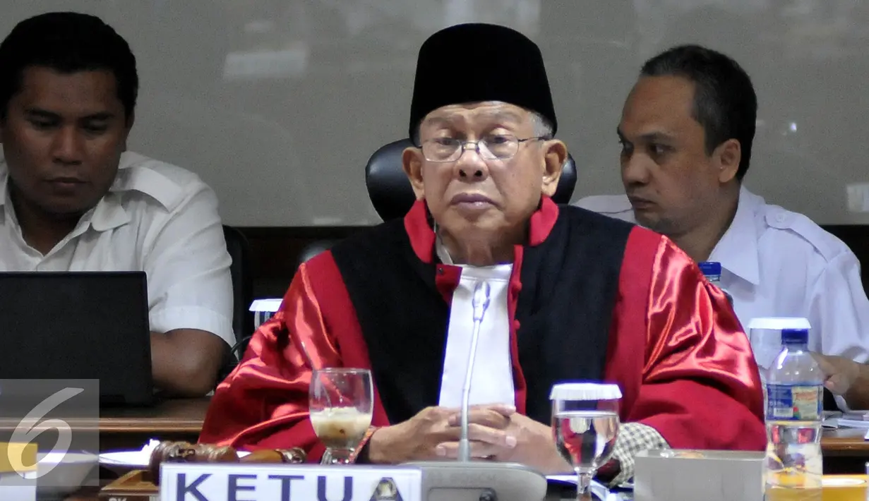Ketua Badan Kehormatan DPD RI A.M. Fatwa memberikan keterangan usai rapat pleno ke 2 di Gedung DPD RI, Jakarta, Senin (19/9). Sidang itu memutuskan Irman Gusman diberhentikan dari jabatannya sebagai ketua DPD. (Liputan6.com/Johan Tallo)