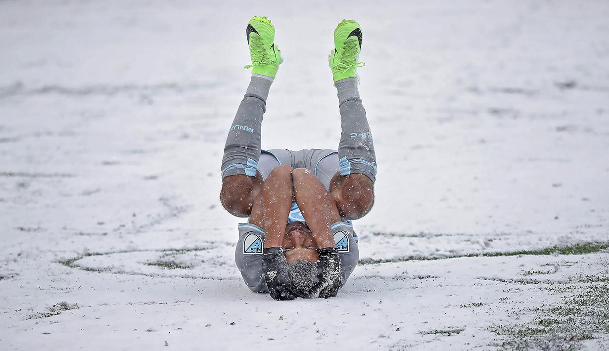Gelandang Minnesota United, Johan Venegas, terjatuh saat melawan Atalanta United. Kondisi salju membuat lapangan menjadi licin dan membuat para pemain harus ekstra mengontrol keseimbangannya. (AP/Elizabeth Flores)
