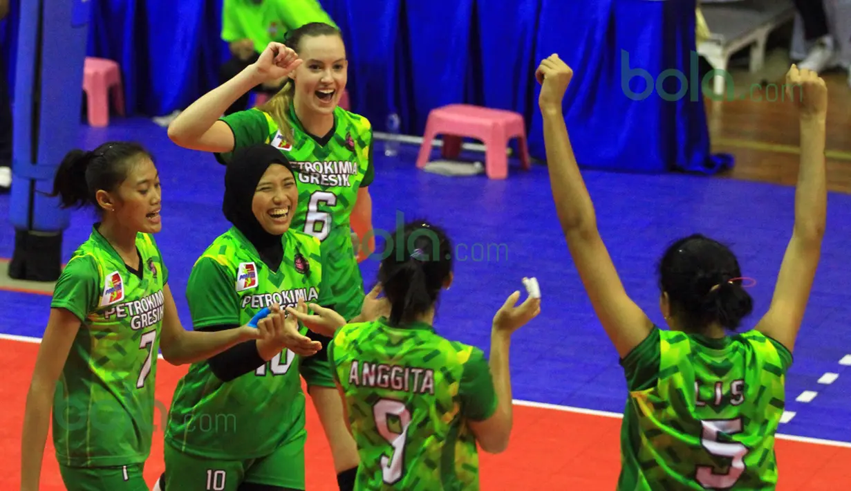 Pemain Gresik Petrokimia menyambut rekannya setelah mendapat poin saat melawan Jakarta Pertamina Energi pada putaran pertama Proliga 2016 di GOR Ken Arok, Malang, Sabtu (20/2/2016). (Bola.com/Nicklas Hanoatubun)