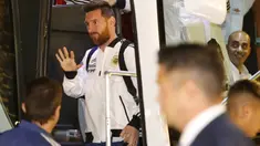 Megabintang timnas Argentina, Lionel Messi, tiba di hotel Hilton menjelang laga persahabatan atau uji coba melawan Uruguay di Tel Aviv, Minggu (17/11/2019). Sebelumnya laga persahabatan antara Argentina vs Uruguay di Israel terancam batal menyusul situasi memanas di kawasan tersebut. (Jack GUEZ/AFP)