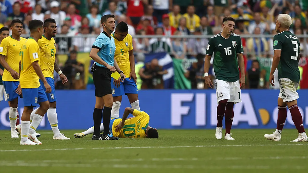 Neymar  terkapar.