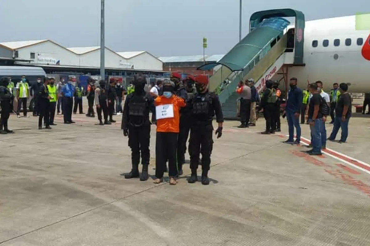 Sebanyak 22 terduga teroris yang diterbangkan dari Jawa Timur dengan pesawat Lion Air Charter JT3585, tiba di Terminal Cargo Bandara Internasional Soekarno Hatta, pukul 12.15 Wib, Kamis (18/3/2021).