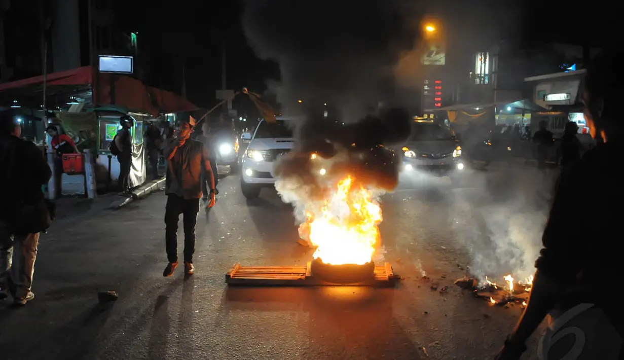 Para pengunjuk rasa memblokir jalan dan membakar ban di depan SPBU Cikini, Jakarta, Senin (17/11/2014). (Liputan6.com/Herman Zakharia)