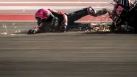 Pembalap Aprilia, Aleix Espargaro terjatuh dari motornya saat sesi latihan bebas MotoGP Indonesia 2023 di Sirkuit Mandalika, Lombok, Nusa Tenggara Barat, Jumat (13/10/2023). (AFP/Sonny Tumbaleka)