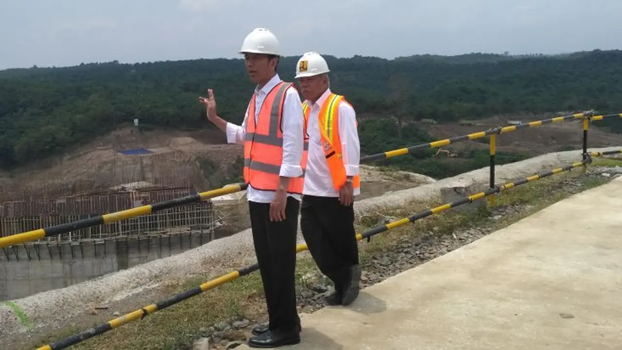 Presiden Joko Widodo (Jokowi) meninjau proyek Bendungan Karian di Kabupaten Lebak, Banten, Rabu (4/10/2017). 