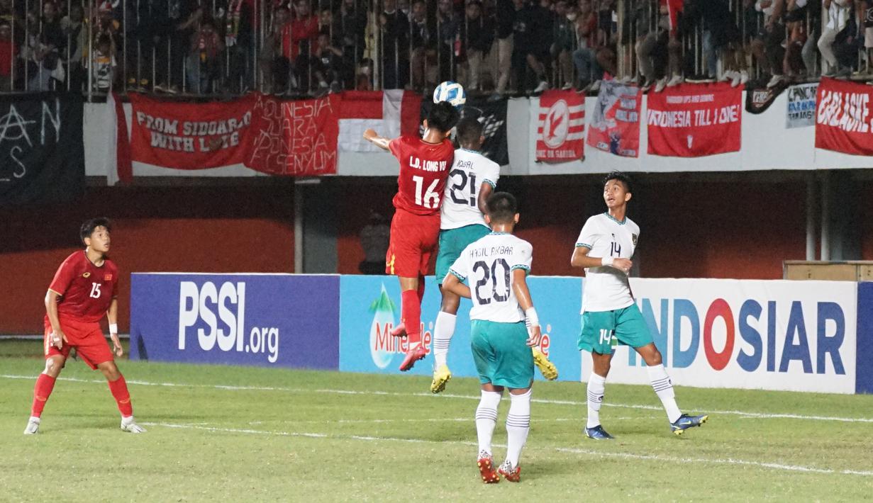 Bek Timnas  Indonesia U-16, M Iqbal Gwijangge berebut bola udara dengan gelandang Vietnam, Le Dinh Long Vu pada Final Piala AFF U-16 2022, Stadion Maguwoharjo, Sleman, Jumat (12/8/2022).  Timnas Indonesia U-16 menundukkan Vietnam dengan skor tipis 1-0. (Foto:Dok PSSI)