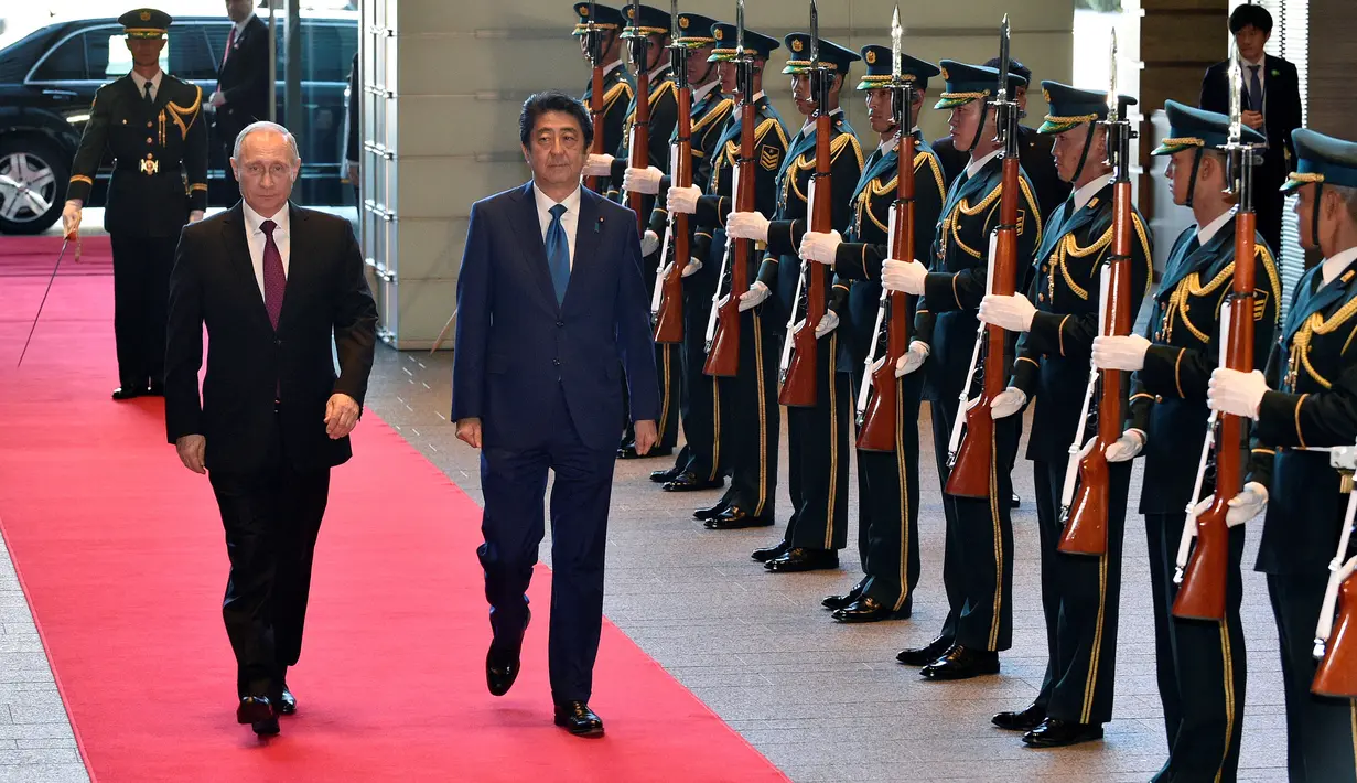 Presiden Rusia Vladimir Putin (Kiri) dan PM Jepang Shinzo Abe di Tokyo, Jepang, Jumat (16/12). Selain membahas soal wilayah sengketa, kedua belah pihak juga membahas situasi di semenanjung Korea. (REUTERS / Frank Robichon)
