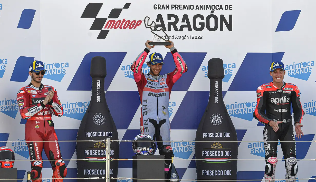 Enea Bastianini (tengah) keluar sebagai pemenang di MotoGP Aragon 2022. Ia ditemani oleh Francesco Bagnaia di posisi kedua dan Aleix Espargaro di posisi ketiga. (AFP/Pau Barrena)