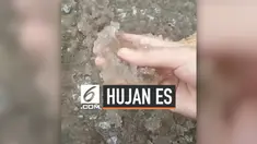 Hujan es turun di daerah yang terpapar kabut asap akibat karhutla, salah satunya di Desa Pulau Muda, Kecamatan Teluk Meranti, Pelalawan, Riau, pada Senin (23/9). Peristiwa ini pun membuat heboh warga di sana.