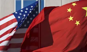 Bendera AS dan China berkibar berdampingan (AP/Andy Wong)