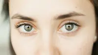 Dark circle, eye bags dan puffy eyes merupakan kondisi mata yang berbeda dan butuh penanganan yang berbeda pula. (Foto: unsplash.com)