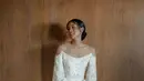 Maudy Ayunda tampil menawan dalam balutan off shoulder dress dengan aksen puffy sleeve. Detail mutiara pada bagian pinggang jadi sentuhan yang manis [@hiantjen]