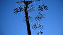 Beberapa sepeda digantung di sebuah crane untuk menyambut pebalap yang beraksi di Etape 6 Tour de France antara Arpajon-sur-Cere dan Montauban, (7/7/2016). (AFP/Lionel Bonaventure)