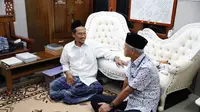 Gubernur Jawa Tengah Ganjar Pranowo bertamu ke kediaman KH Ahmad Bahauddin Nursalim atau akrab disapa Gus Baha. (Istimewa)