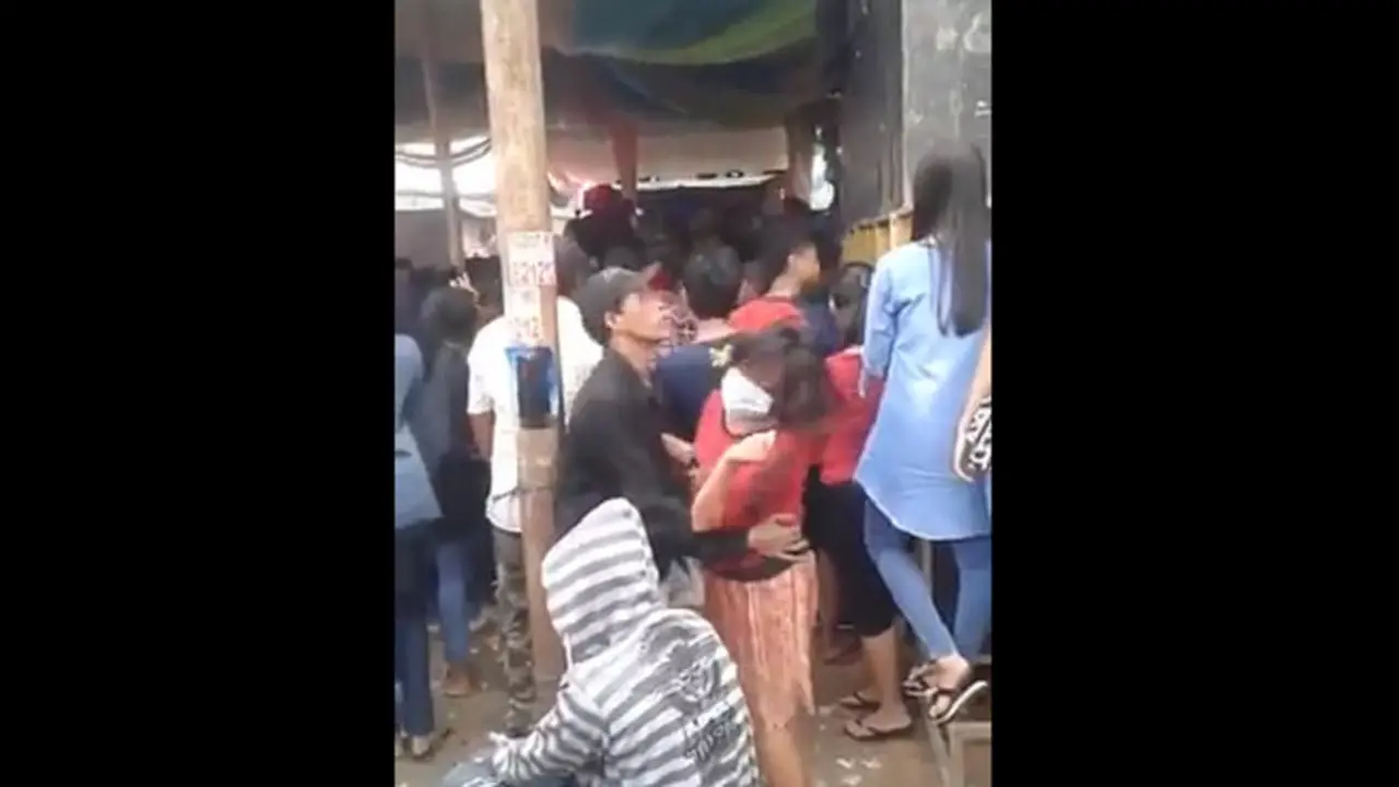 Bikin Ngakak, Dua Sejoli Asik Joget Di Siang Bolong