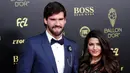 Kiper Liverpool Alisson Becker berpose bersama istrinya Natalia Loewe saat menghadiri malam penghargaan Ballon d'Or 2019 di Chatelet Theatre, Paris, Prancis, Senin (2/12/2019). Alisson  diakui sebagai kiper pria terbaik di dunia oleh France Football Magazine. (AP Photo/Francois Mori)