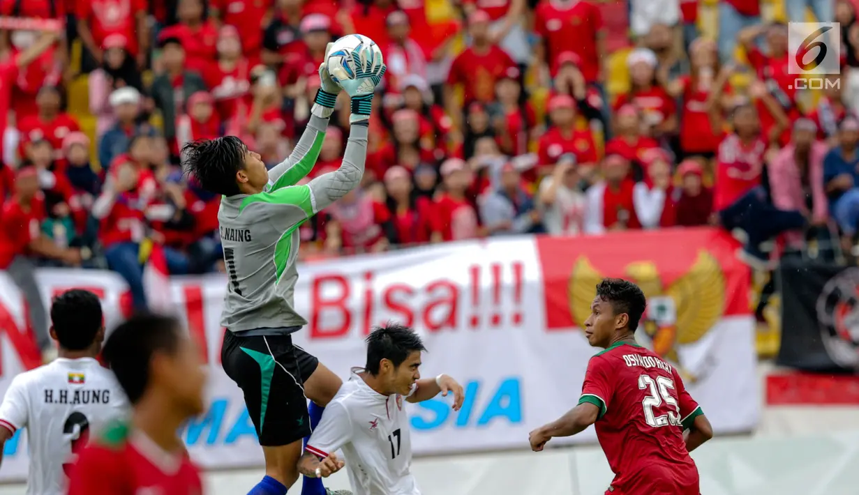 Kiper Myanmar Saan Sat Naing menangkap bola saat melawan Indonesia dalam laga final perebutan medali perunggu Sea Games 2017 di Stadion MPS, Selayang, Malaysia, Selasa (29/8). Indonesia menang dengan skor 3-1. (Liputan6.com/Faizal Fanani)