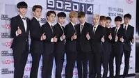 EXO yang kini hanya tersisa 10 personel menghadiri sebuah acara penghargaan bergengsi tanpa Xiumin. Duh, kenapa ya?