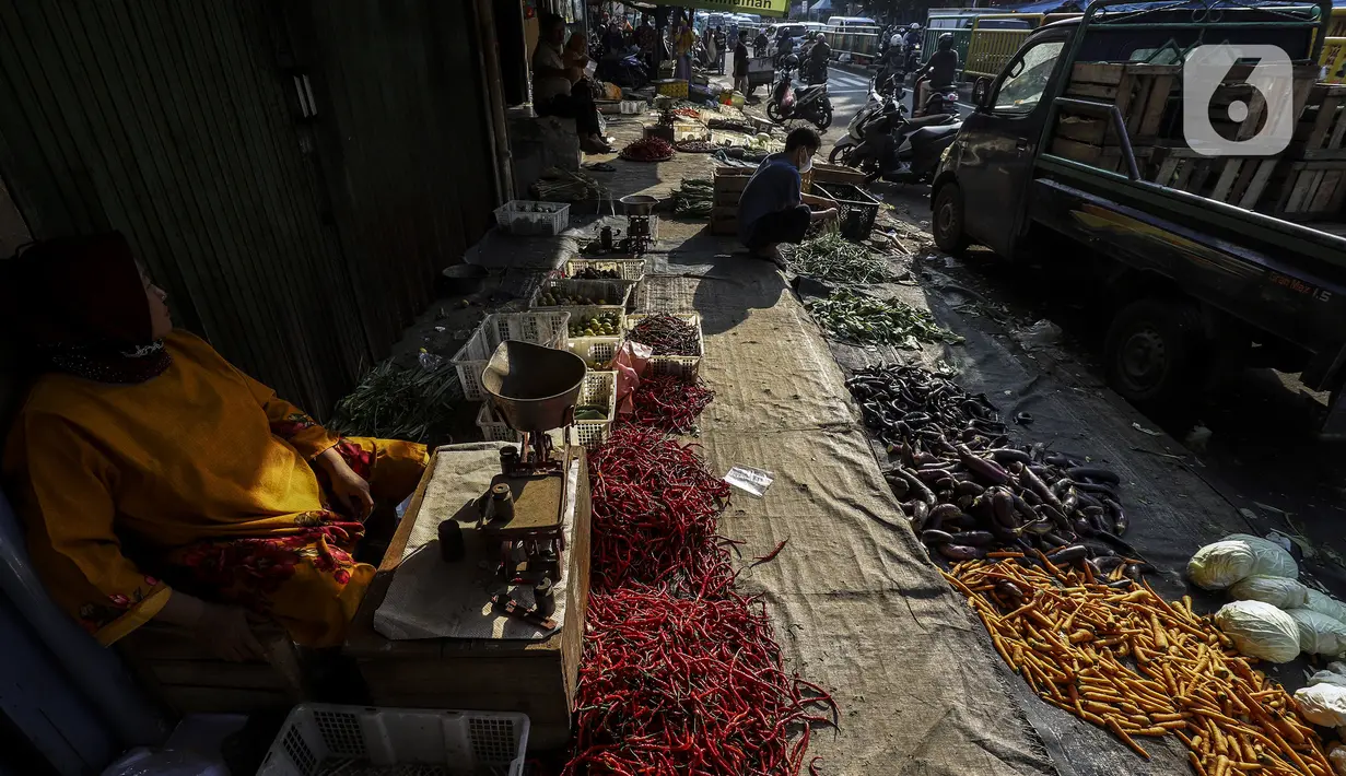 Pedagang kebutuhan pokok menunggu pembeli di Pasar Tradisional, Jakarta Barat, Kamis (23/12/2021). Kendati harga kebutuhan pokok mengalami kenaikan, Kementerian Pertanian memastikan produksi cabai tetap akan surplus pada akhir tahun ini. (Liputan6.com/Johan Tallo)