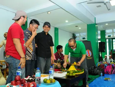 Para kru dan pemain ABG Jadi Manten menggelar acara berbagi bersama 150 anak yatim di Petamburan, Jakarta, Selasa (5/8/14). (Liputan6.com/Andrian M Tunay)