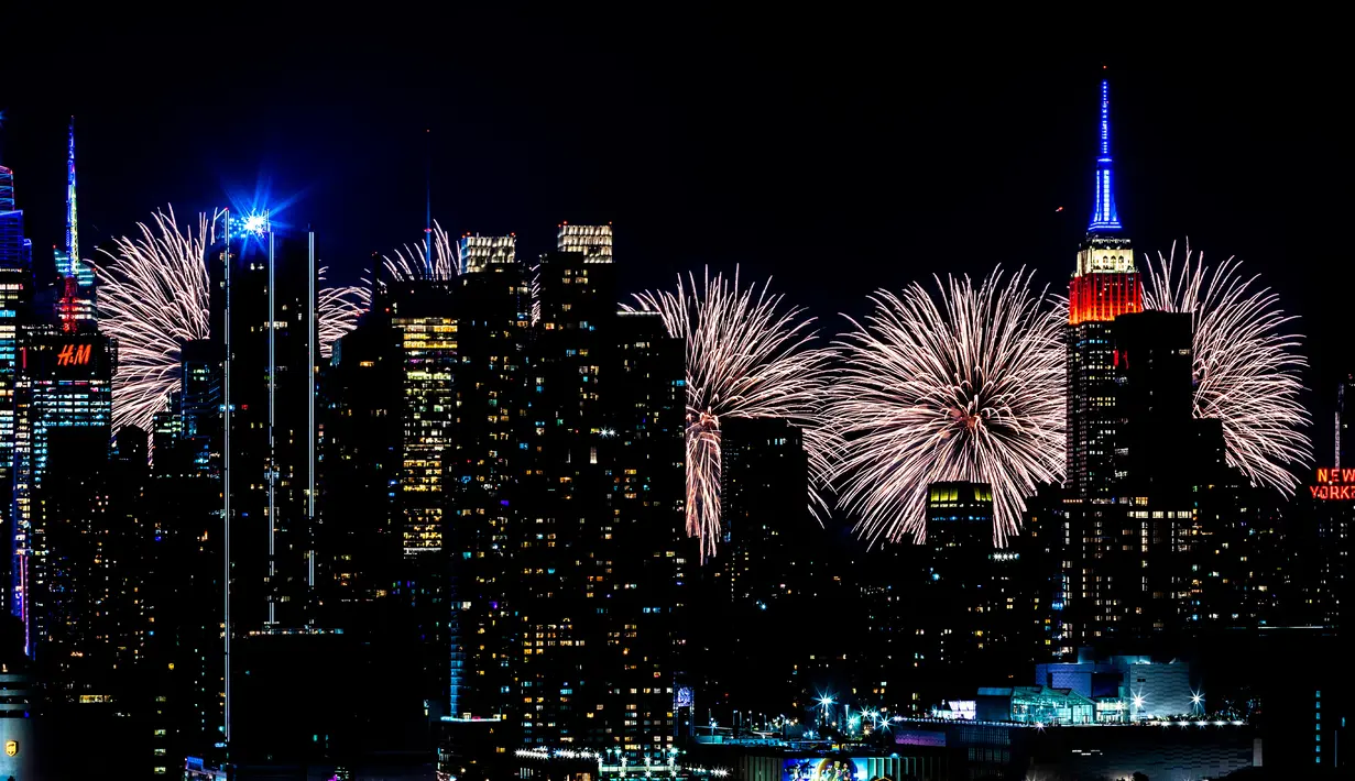 Kembang api meledak di atas cakrawala Kota New York saat pertunjukan kembang api pada Hari Kemerdekaan terlihat dari Weehawken, N.J., Amerika Serikat, 4 Juli 2022. (AP Photo/Charles Sykes)