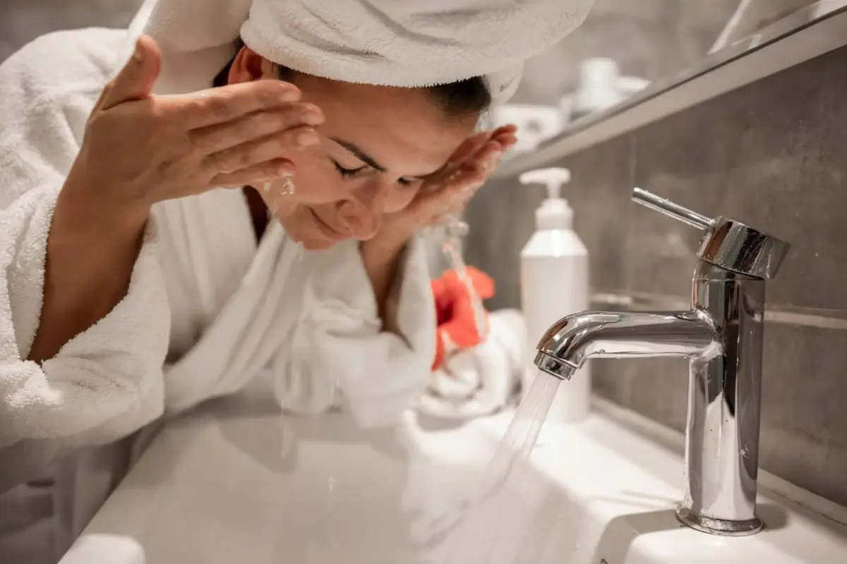 7 Kesalahan Double Cleansing yang Sering Terjadi dan Harus Dihindari! (Foto dok : Freepik/pvproductions)