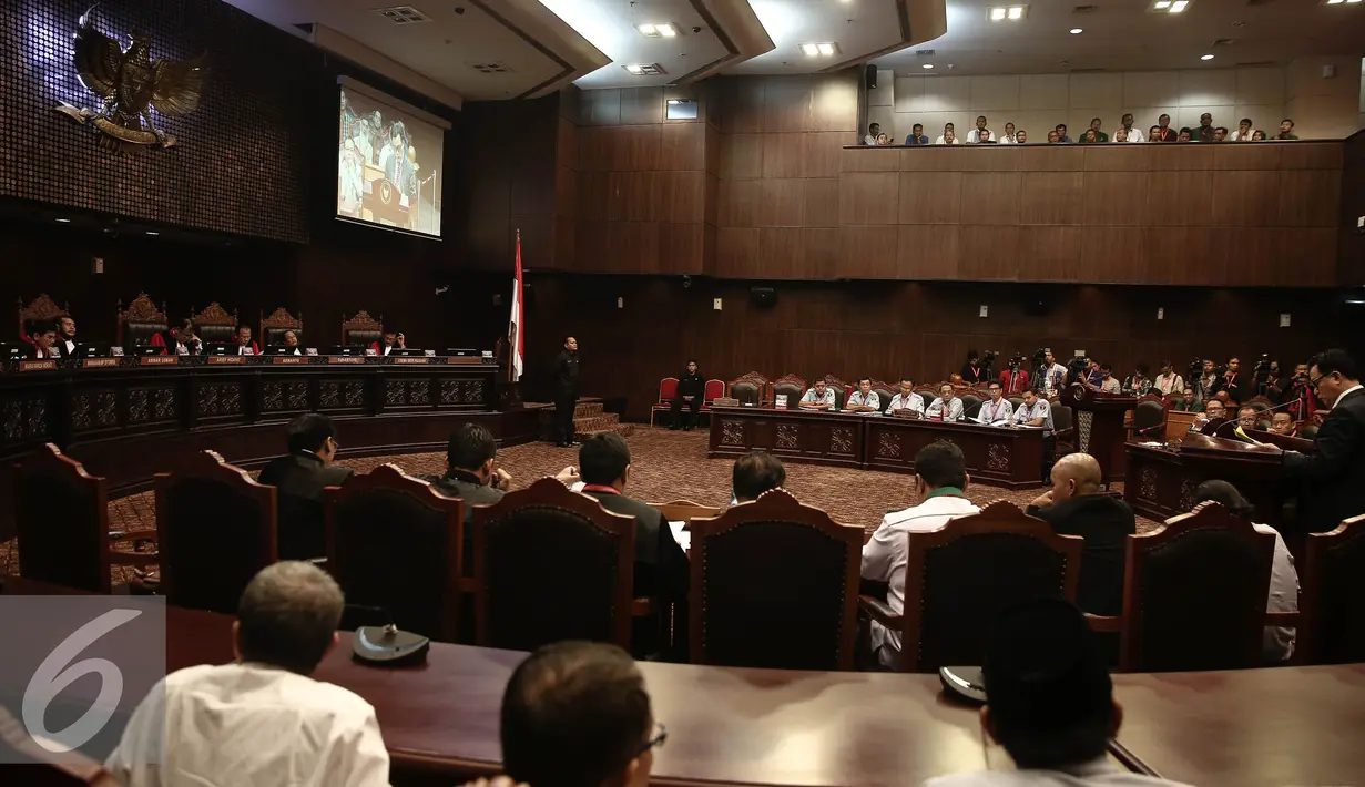 Yusril Ihza Mahendra  memberikan paparan saat  sidang ke-4 di Mahkamah Konstitusi, Jakarta, Selasa (14/6). Sidang tersebut untuk menentukan nasib PPP pengesahan Muktamar Jakarta yang dipimpin Ketua Umum Djan Faridz. (Liputan6.com/Faizal Fanani)