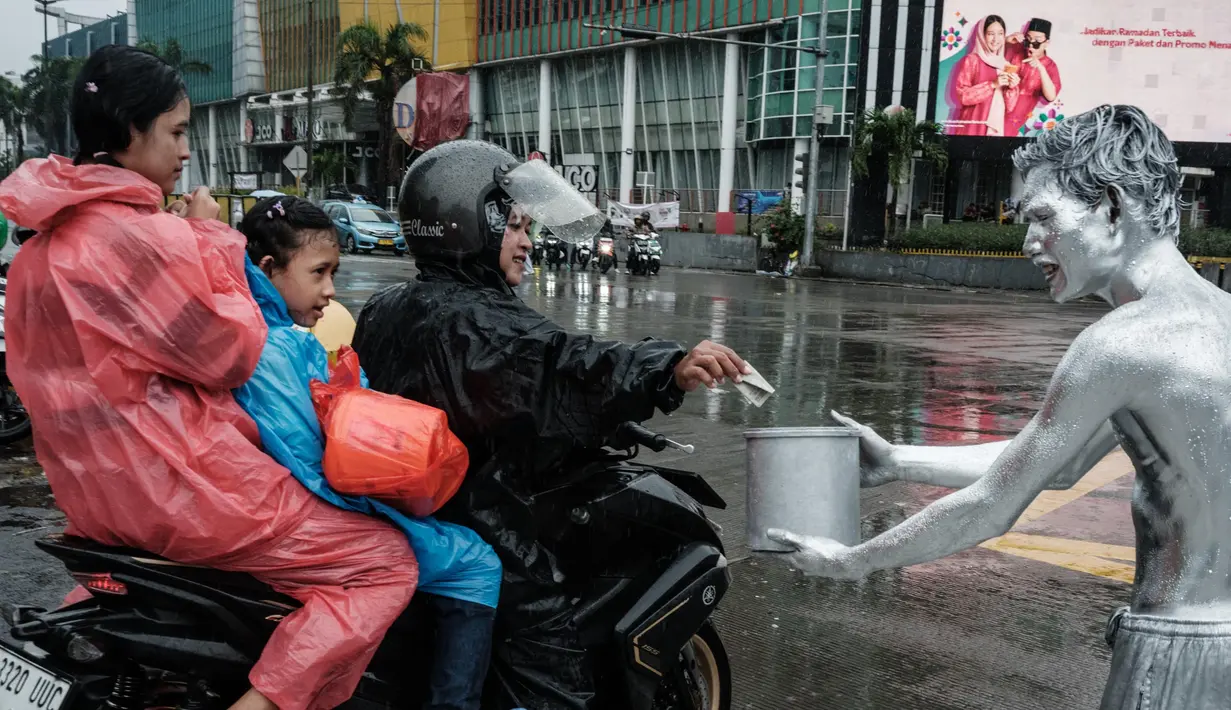 Mereka berharap bisa mendapatkan uang dari para pengguna kendaraan bermotor. (Yasuyoshi CHIBA/AFP)