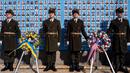 Pasukan kehormatan Ukraina berdiri di depan Tugu Peringatan bagi mereka yang Gugur untuk Ukraina di Kyiv pada tanggal 20 Februari 2023. Presiden AS Joe Biden menjanjikan peningkatan pengiriman senjata untuk Ukraina selama kunjungan mendadak ke Kyiv pada 20 Februari 2023, di mana ia juga menjanjikan komitmen Washington dalam membela integritas teritorial Ukraina. (Dimitar DILKOFF/AFP)