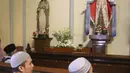 Umat muslim duduk di dalam Gereja Katedral, Jakarta, Jumat (1/6). Kegiatan yang mengusung tema "Menguatkan Toleransi, Persaudaraan, dan Solidaritas Kemanusiaan" diikuti berbagai golongan dan suku. (Liputan6.com/Arya Manggala)