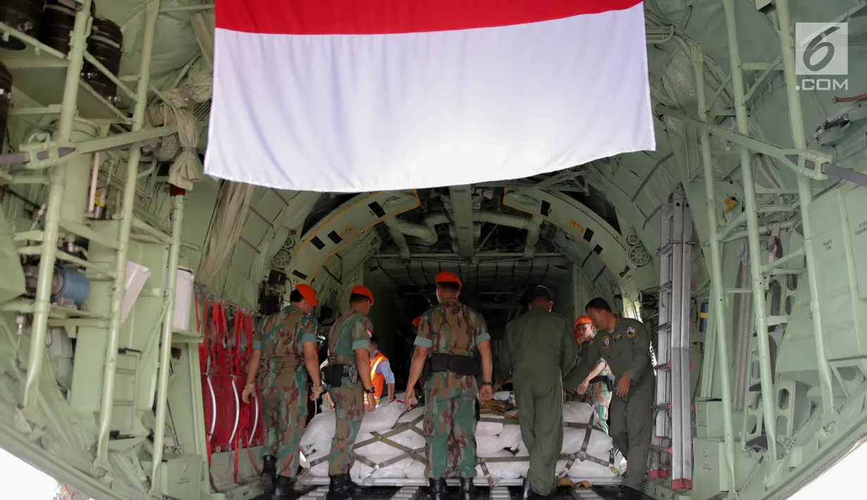 Sejumlah prajurit TNI AU merapikan bantuan untuk Rohingya ke dalam pesawat Hercules di Lanud Halim Perdanakusuma, Jakarta, Rabu (13/9). Sebanyak 34 ton bantuan itu berupa beras, bahan siap saji, tenda, dan selimut. (Liputan6.com/Faizal Fanani)