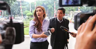 Nafa Urbach akhirnya melaporkan beberapa pemilik akun media sosial ke polisi. Didampingi kuasa hukumnya, Sandy Arifin, Nafa membuat laporan atas dugaan upaya pelaku pedofilia yang dianggap mengincar anaknya, Mikhaela Lee Juwono. (Adrian Putra/Bintang.com)