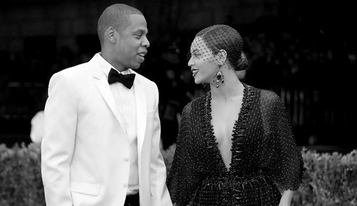 Anak kembar berjenis kelamin laki-laki telah hadir di tengah-tengah keluarga Beyonce dan Jay Z. Namun sejak kabar kelahiran bayi tersebut ramai dibicarakan, hingga kini publik penasaran lantaran ingin melihatnya. (AFP/Bintang.com)